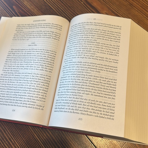 NWT Stephen King ‘It’ Novel - Picture 3 of 8